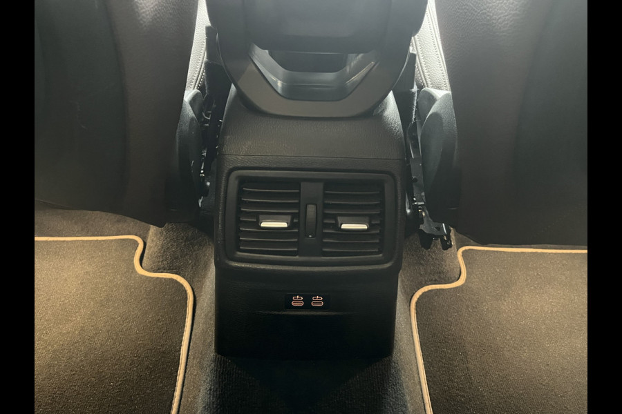 BMW X1 sDrive20i 192PK VDL Nedcar Edition | Pano | Trekhaak | LED | M Sport | Stoelverwarming | Leder | HUD | Elek. achterklep | Camera |