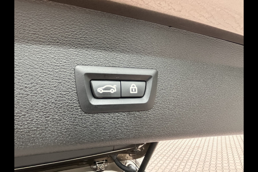 BMW X1 sDrive20i 192PK VDL Nedcar Edition | Pano | Trekhaak | LED | M Sport | Stoelverwarming | Leder | HUD | Elek. achterklep | Camera |