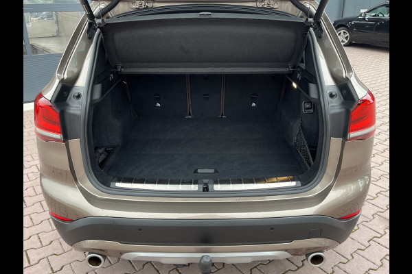 BMW X1 sDrive20i 192PK VDL Nedcar Edition | Pano | Trekhaak | LED | M Sport | Stoelverwarming | Leder | HUD | Elek. achterklep | Camera |