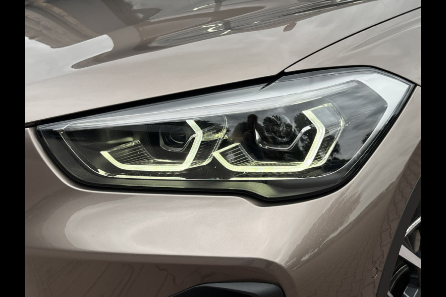 BMW X1 sDrive20i 192PK VDL Nedcar Edition | Pano | Trekhaak | LED | M Sport | Stoelverwarming | Leder | HUD | Elek. achterklep | Camera |