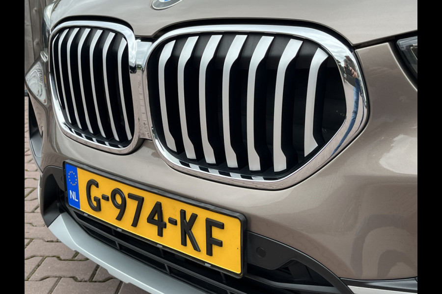BMW X1 sDrive20i 192PK VDL Nedcar Edition | Pano | Trekhaak | LED | M Sport | Stoelverwarming | Leder | HUD | Elek. achterklep | Camera |