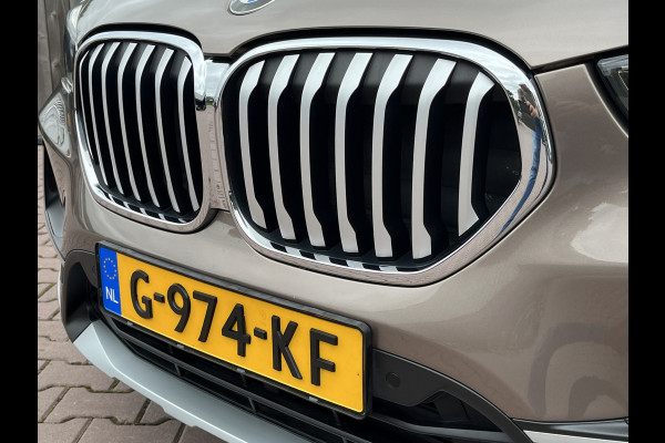 BMW X1 sDrive20i 192PK VDL Nedcar Edition | Pano | Trekhaak | LED | M Sport | Stoelverwarming | Leder | HUD | Elek. achterklep | Camera |