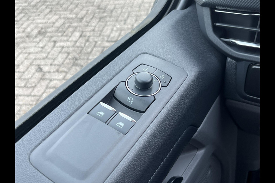Ford Transit E-Custom 340 L2H1 Limited 65 kWh | SCI | Ford Voorraad | Trekhaak | Drive Assistance Pack | Stoelverwarming | 17 Inch | Passagiersstoel | Rijklaarprijs |