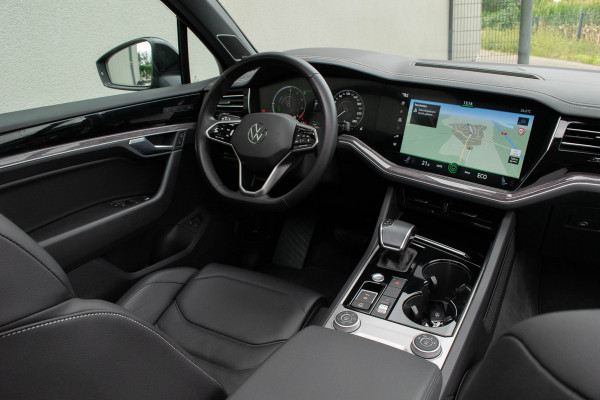Volkswagen Touareg 3.0 TSI eHybrid 4MOTION / Luchtvering/ Adaptive Cruise Control/ Trekhaak/ Panoramadak/ 280kW (381kW)