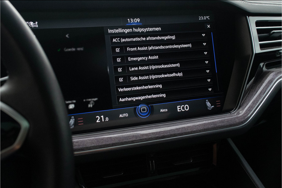 Volkswagen Touareg 3.0 TSI eHybrid 4MOTION / Luchtvering/ Adaptive Cruise Control/ Trekhaak/ Panoramadak/ 280kW (381kW)