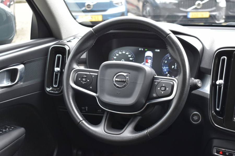 Volvo XC40 T3 165 PK Automaat Momentum Pro Trekhaak | ACC | Camera | Stoel-Stuur verwarming | 18"LMV