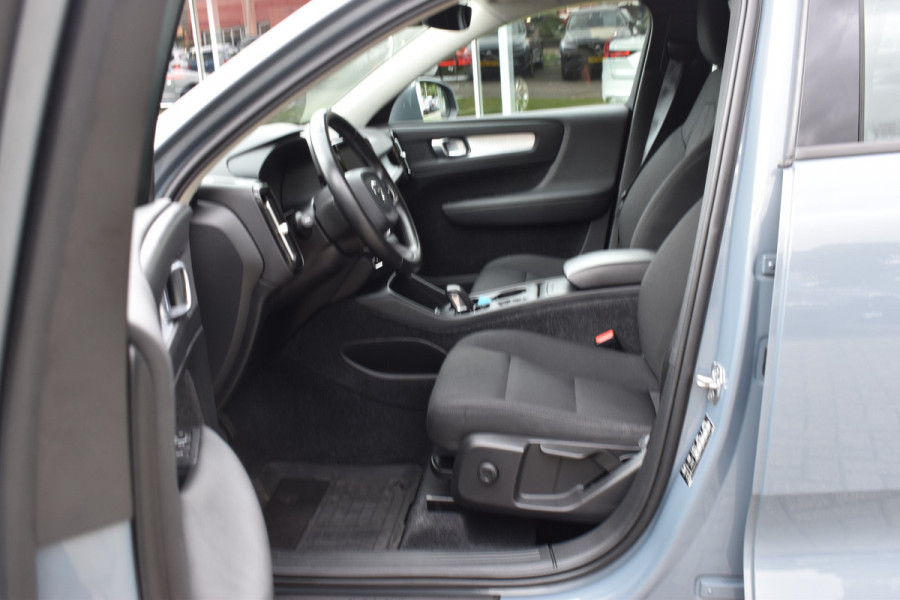Volvo XC40 T3 165 PK Automaat Momentum Pro Trekhaak | ACC | Camera | Stoel-Stuur verwarming | 18"LMV