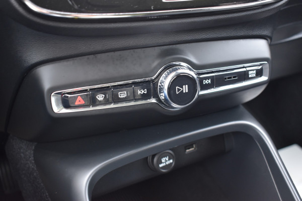 Volvo XC40 T3 165 PK Automaat Momentum Pro Trekhaak | ACC | Camera | Stoel-Stuur verwarming | 18"LMV