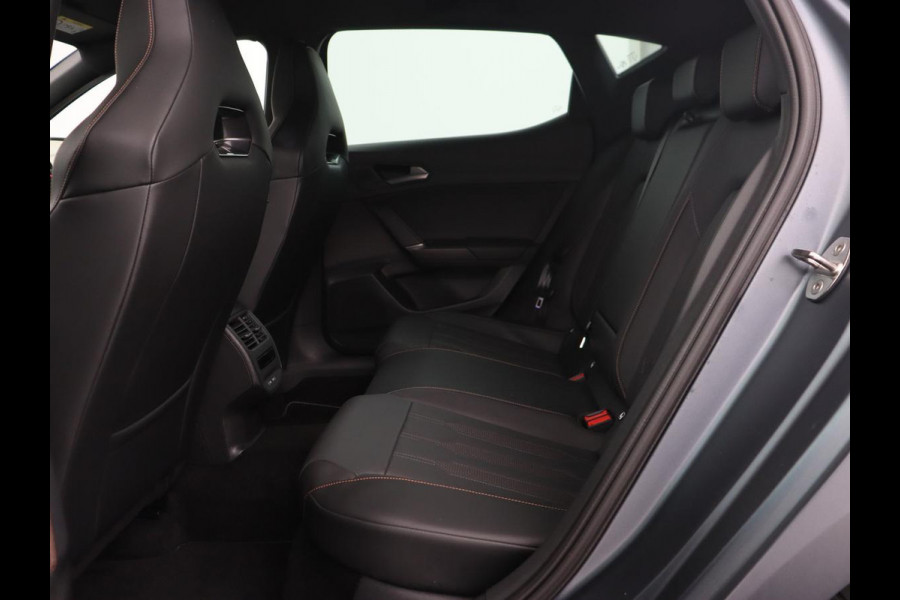 CUPRA Leon 1.4 eHybrid | 245pk | Stoel & stuurverwarming | Carplay | Memory | Sfeerverlichting | Parkeerhulp | Navigatie | Keyless | Full LED | Sportstoelen | Magnetic Tech Matt | PHEV | Plug In