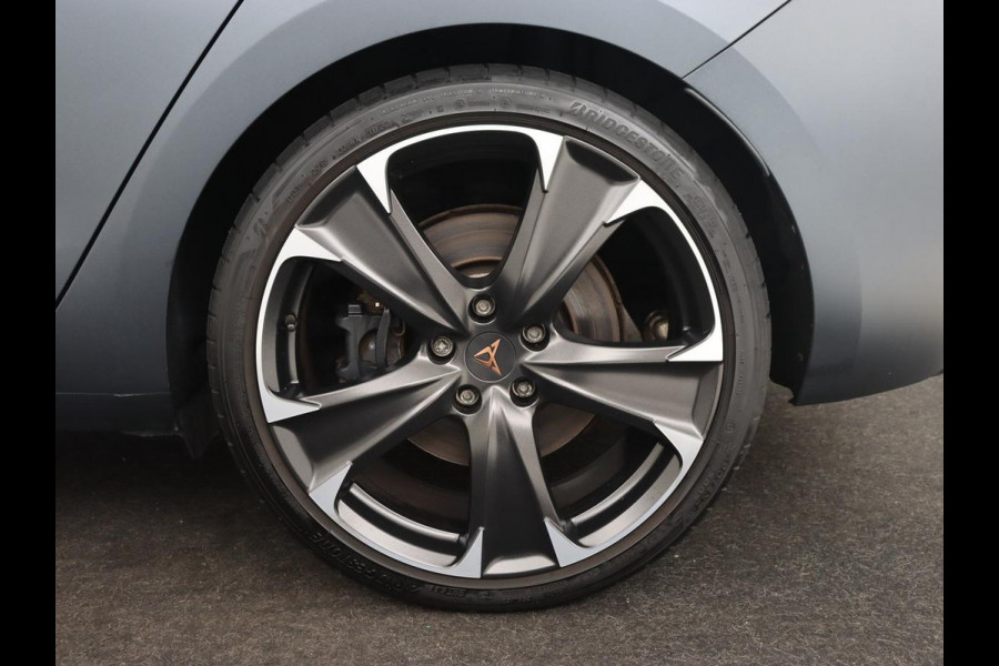CUPRA Leon 1.4 eHybrid | 245pk | Stoel & stuurverwarming | Carplay | Memory | Sfeerverlichting | Parkeerhulp | Navigatie | Keyless | Full LED | Sportstoelen | Magnetic Tech Matt | PHEV | Plug In