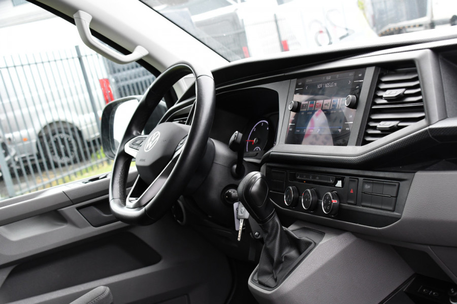 Volkswagen Transporter 2.0 TDI L2H1 PB Edition Cruise, Carplay, LED, 204pk, Automaat, Sensoren, Trekhaak, Multimedia, Stoelverwarming, Uniek!