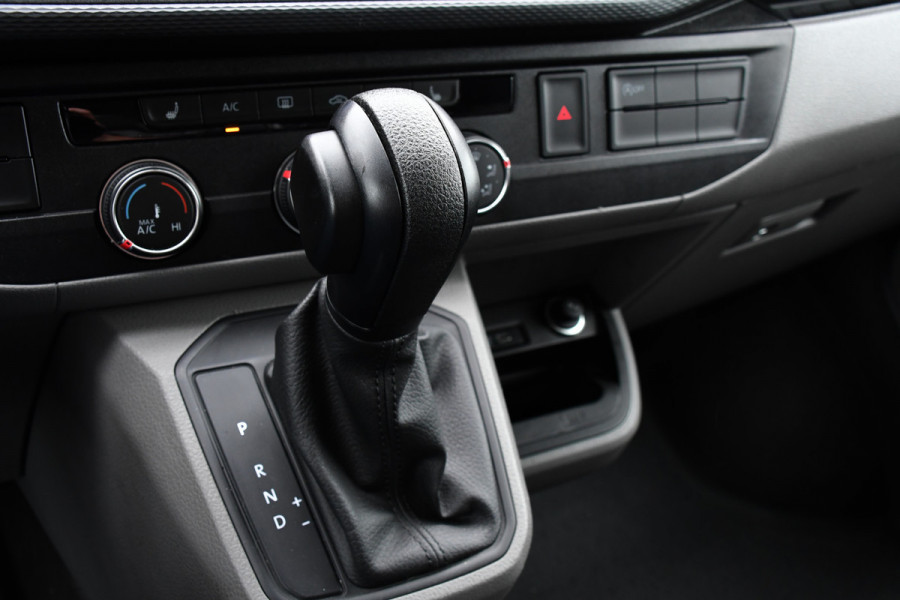 Volkswagen Transporter 2.0 TDI L2H1 PB Edition Cruise, Carplay, LED, 204pk, Automaat, Sensoren, Trekhaak, Multimedia, Stoelverwarming, Uniek!