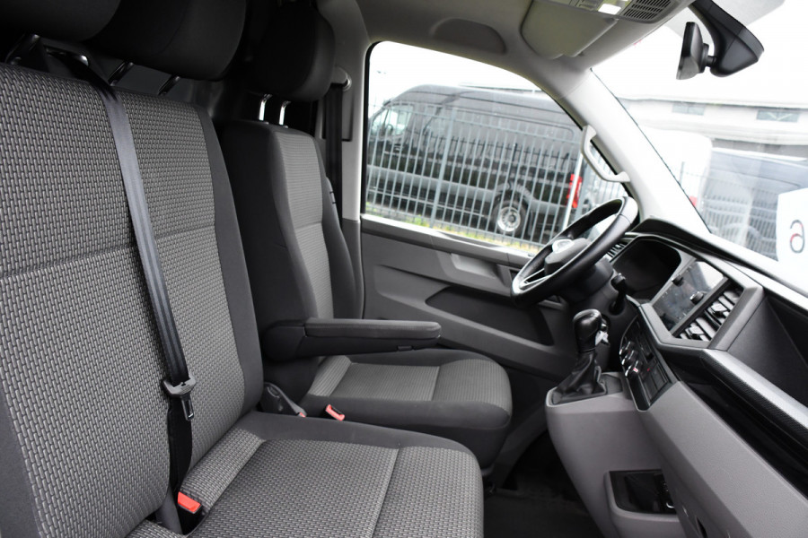 Volkswagen Transporter 2.0 TDI L2H1 PB Edition Cruise, Carplay, LED, 204pk, Automaat, Sensoren, Trekhaak, Multimedia, Stoelverwarming, Uniek!