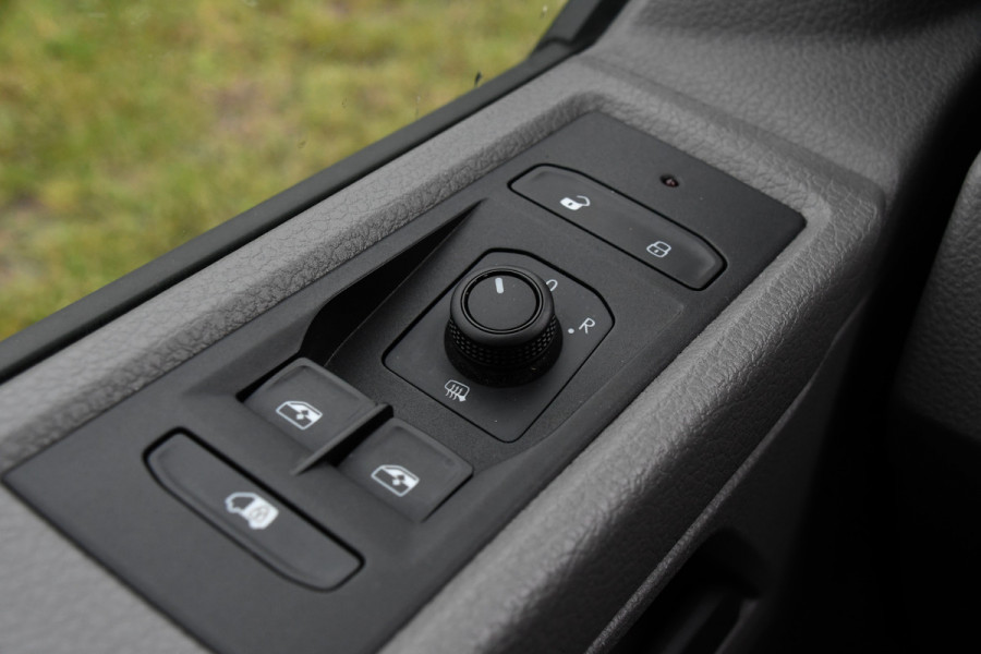 Volkswagen Transporter 2.0 TDI L2H1 PB Edition Cruise, Carplay, LED, 204pk, Automaat, Sensoren, Trekhaak, Multimedia, Stoelverwarming, Uniek!
