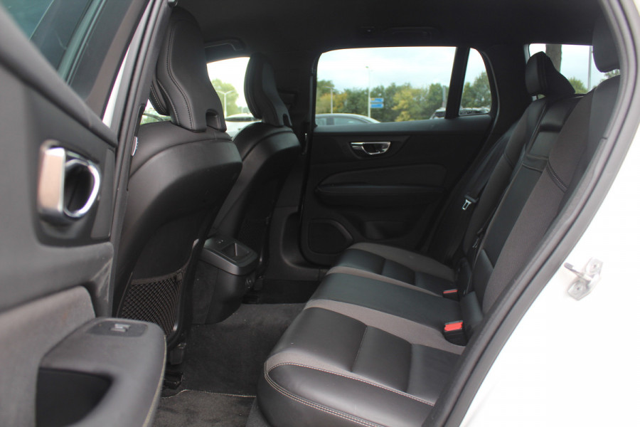 Volvo V60 2.0 B3 R-Design / Trekhaak / Camera / Leder / 19'' / Navigatie / Dodehoek / DAB / Stuur+Stoelverwarming / ACC