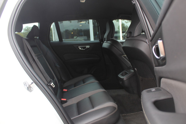 Volvo V60 2.0 B3 R-Design / Trekhaak / Camera / Leder / 19'' / Navigatie / Dodehoek / DAB / Stuur+Stoelverwarming / ACC