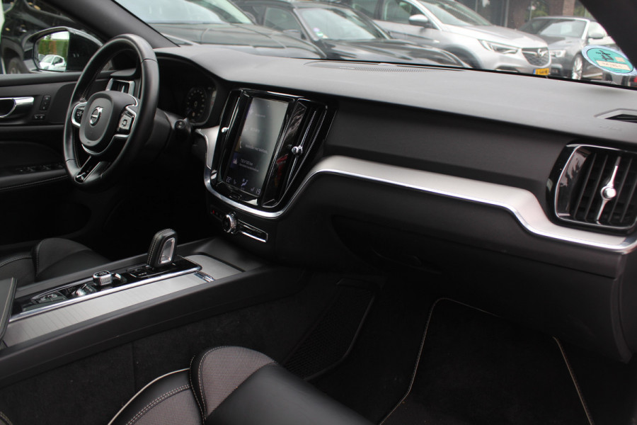 Volvo V60 2.0 B3 R-Design / Trekhaak / Camera / Leder / 19'' / Navigatie / Dodehoek / DAB / Stuur+Stoelverwarming / ACC