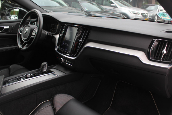 Volvo V60 2.0 B3 R-Design / Trekhaak / Camera / Leder / 19'' / Navigatie / Dodehoek / DAB / Stuur+Stoelverwarming / ACC