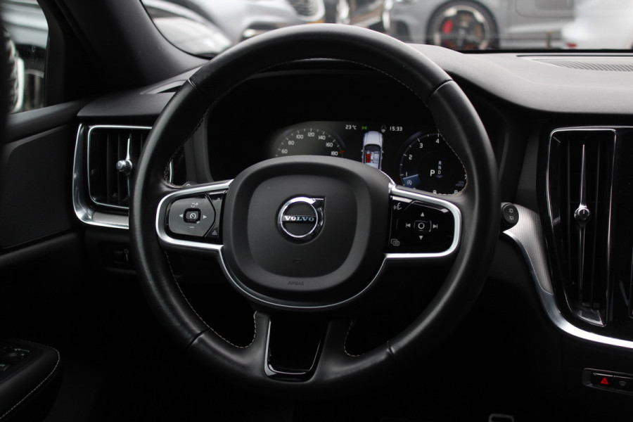Volvo V60 2.0 B3 R-Design / Trekhaak / Camera / Leder / 19'' / Navigatie / Dodehoek / DAB / Stuur+Stoelverwarming / ACC