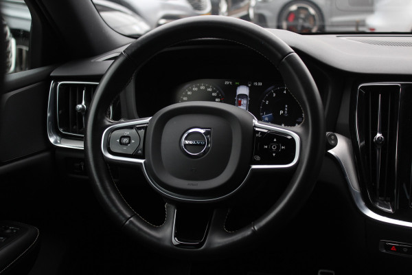 Volvo V60 2.0 B3 R-Design / Trekhaak / Camera / Leder / 19'' / Navigatie / Dodehoek / DAB / Stuur+Stoelverwarming / ACC