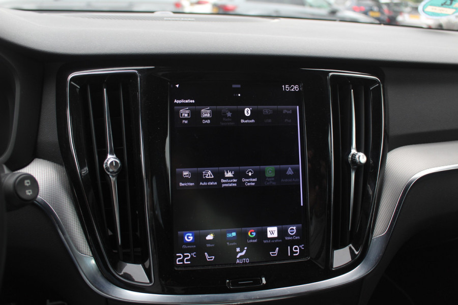 Volvo V60 2.0 B3 R-Design / Trekhaak / Camera / Leder / 19'' / Navigatie / Dodehoek / DAB / Stuur+Stoelverwarming / ACC