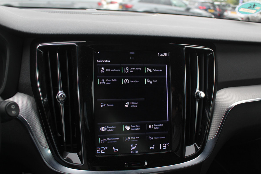Volvo V60 2.0 B3 R-Design / Trekhaak / Camera / Leder / 19'' / Navigatie / Dodehoek / DAB / Stuur+Stoelverwarming / ACC