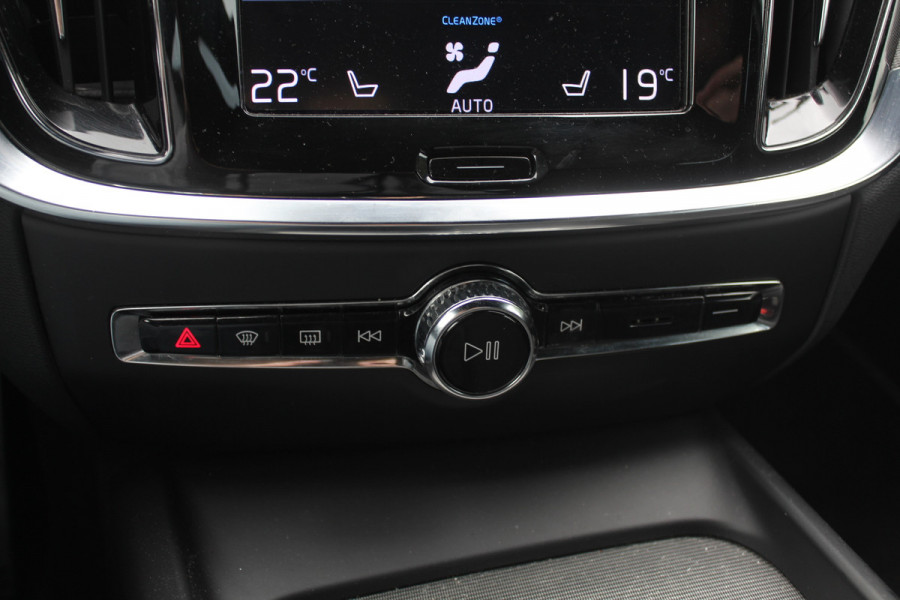 Volvo V60 2.0 B3 R-Design / Trekhaak / Camera / Leder / 19'' / Navigatie / Dodehoek / DAB / Stuur+Stoelverwarming / ACC