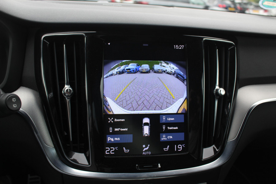 Volvo V60 2.0 B3 R-Design / Trekhaak / Camera / Leder / 19'' / Navigatie / Dodehoek / DAB / Stuur+Stoelverwarming / ACC
