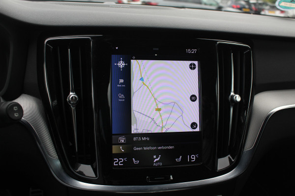 Volvo V60 2.0 B3 R-Design / Trekhaak / Camera / Leder / 19'' / Navigatie / Dodehoek / DAB / Stuur+Stoelverwarming / ACC