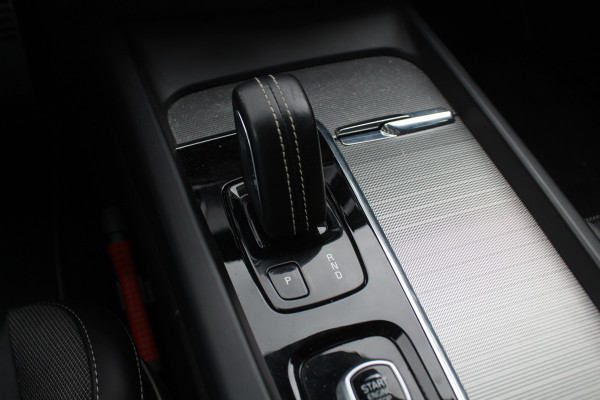 Volvo V60 2.0 B3 R-Design / Trekhaak / Camera / Leder / 19'' / Navigatie / Dodehoek / DAB / Stuur+Stoelverwarming / ACC