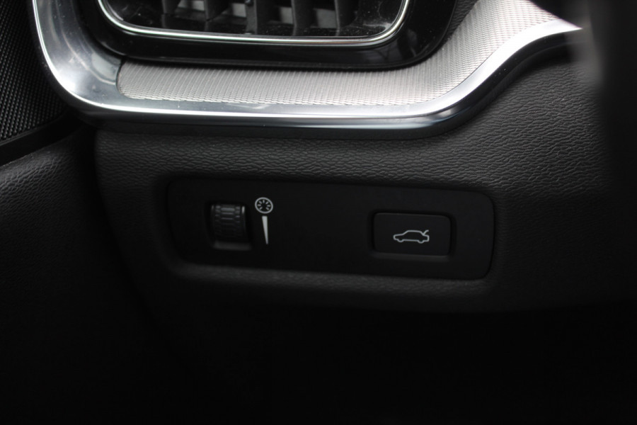 Volvo V60 2.0 B3 R-Design / Trekhaak / Camera / Leder / 19'' / Navigatie / Dodehoek / DAB / Stuur+Stoelverwarming / ACC