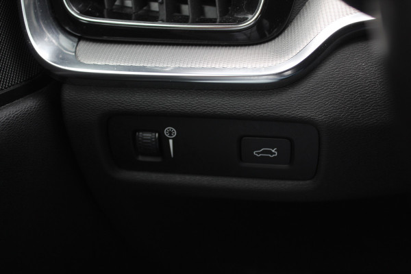 Volvo V60 2.0 B3 R-Design / Trekhaak / Camera / Leder / 19'' / Navigatie / Dodehoek / DAB / Stuur+Stoelverwarming / ACC