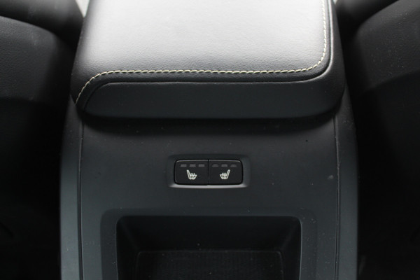 Volvo V60 2.0 B3 R-Design / Trekhaak / Camera / Leder / 19'' / Navigatie / Dodehoek / DAB / Stuur+Stoelverwarming / ACC
