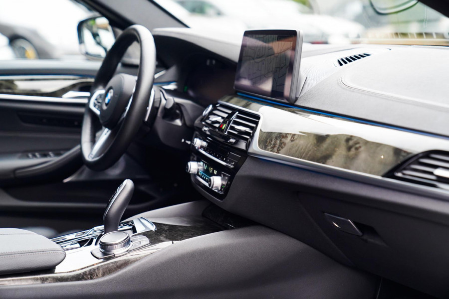 BMW 5 Serie 545e xDrive Business Edition Plus | Massage | Bowers & Wilkins | Schuifdak | LASER LED | BMW Driving Assisted | HuD |
