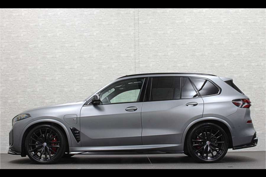 BMW X5 50e | M-Sport Pro | Performancepakket | Frozen Grey | Carbon Pakket | Indiv. Leder | 78500.= ex BTW | 12-2023 | Comfortstoelen met Ventilatie  | Isolatieglas | Keyless-Entry | Memory | M-Gordels | Stuurverwarming | Stoelverwarming V+A | Zonwering | Beker Koeling & Verwarming | Panorama | Standkachel | Carplay |