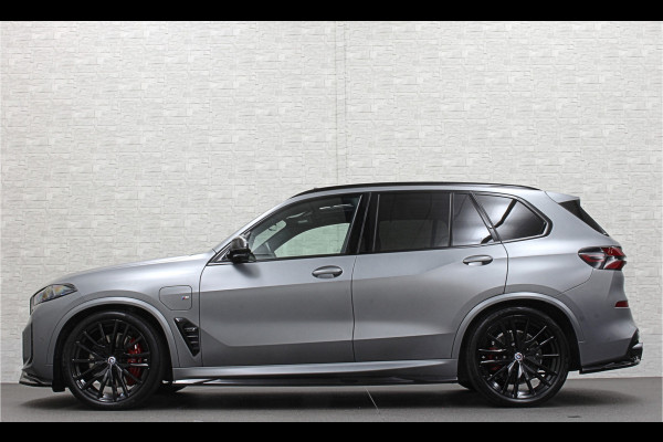 BMW X5 50e | M-Sport Pro | Performancepakket | Frozen Grey | Carbon Pakket | Indiv. Leder | 78500.= ex BTW | 12-2023 | Comfortstoelen met Ventilatie  | Isolatieglas | Keyless-Entry | Memory | M-Gordels | Stuurverwarming | Stoelverwarming V+A | Zonwering | Beker Koeling & Verwarming | Panorama | Standkachel | Carplay |