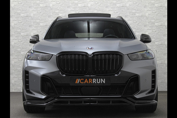 BMW X5 50e | M-Sport Pro | Performancepakket | Frozen Grey | Carbon Pakket | Indiv. Leder | 78500.= ex BTW | 12-2023 | Comfortstoelen met Ventilatie  | Isolatieglas | Keyless-Entry | Memory | M-Gordels | Stuurverwarming | Stoelverwarming V+A | Zonwering | Beker Koeling & Verwarming | Panorama | Standkachel | Carplay |