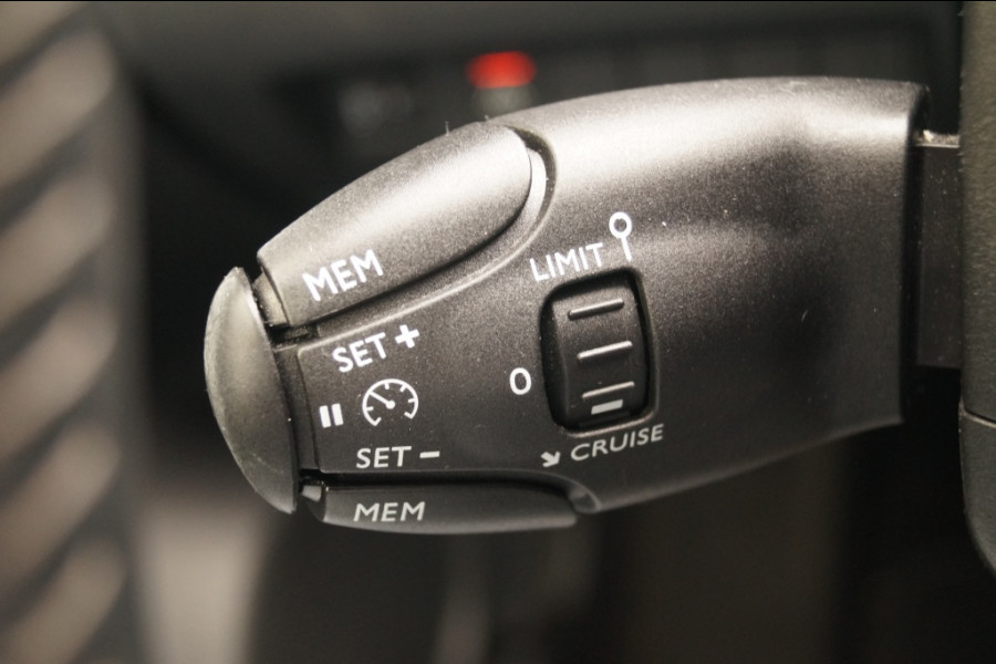Peugeot e-2008 EV Allure Pack 50kWh -ECC-PDC-CAM-DAB-