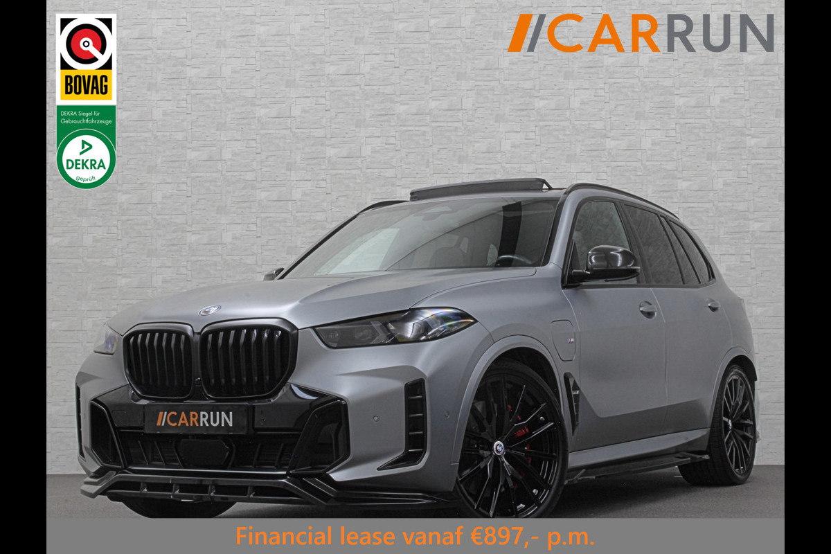 BMW X5 50e | M-Sport Pro | Performancepakket | Frozen Grey | Carbon Pakket | Indiv. Leder | 78500.= ex BTW | 12-2023 | Comfortstoelen met Ventilatie  | Isolatieglas | Keyless-Entry | Memory | M-Gordels | Stuurverwarming | Stoelverwarming V+A | Zonwering | Beker Koeling & Verwarming | Panorama | Standkachel | Carplay |
