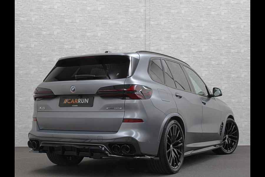 BMW X5 50e | M-Sport Pro | Performancepakket | Frozen Grey | Carbon Pakket | Indiv. Leder | 78500.= ex BTW | 12-2023 | Comfortstoelen met Ventilatie  | Isolatieglas | Keyless-Entry | Memory | M-Gordels | Stuurverwarming | Stoelverwarming V+A | Zonwering | Beker Koeling & Verwarming | Panorama | Standkachel | Carplay |