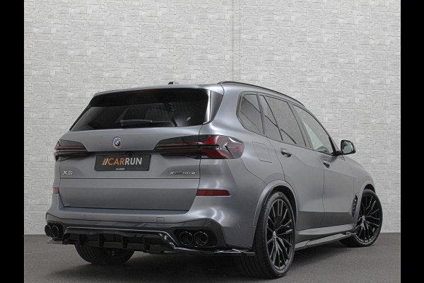 BMW X5 50e | M-Sport Pro | Performancepakket | Frozen Grey | Carbon Pakket | Indiv. Leder | 78500.= ex BTW | 12-2023 | Comfortstoelen met Ventilatie  | Isolatieglas | Keyless-Entry | Memory | M-Gordels | Stuurverwarming | Stoelverwarming V+A | Zonwering | Beker Koeling & Verwarming | Panorama | Standkachel | Carplay |
