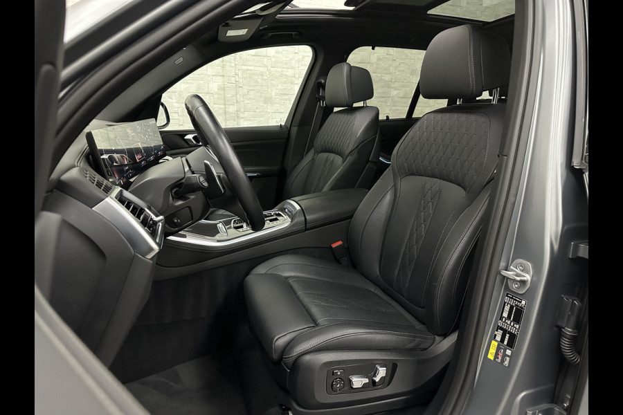 BMW X5 50e | M-Sport Pro | Performancepakket | Frozen Grey | Carbon Pakket | Indiv. Leder | 78500.= ex BTW | 12-2023 | Comfortstoelen met Ventilatie  | Isolatieglas | Keyless-Entry | Memory | M-Gordels | Stuurverwarming | Stoelverwarming V+A | Zonwering | Beker Koeling & Verwarming | Panorama | Standkachel | Carplay |