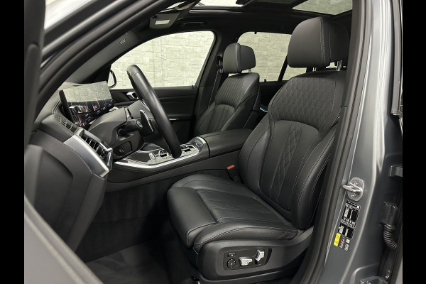 BMW X5 50e | M-Sport Pro | Performancepakket | Frozen Grey | Carbon Pakket | Indiv. Leder | 78500.= ex BTW | 12-2023 | Comfortstoelen met Ventilatie  | Isolatieglas | Keyless-Entry | Memory | M-Gordels | Stuurverwarming | Stoelverwarming V+A | Zonwering | Beker Koeling & Verwarming | Panorama | Standkachel | Carplay |