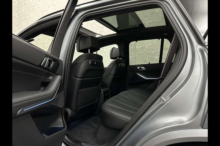BMW X5 50e | M-Sport Pro | Performancepakket | Frozen Grey | Carbon Pakket | Indiv. Leder | 78500.= ex BTW | 12-2023 | Comfortstoelen met Ventilatie  | Isolatieglas | Keyless-Entry | Memory | M-Gordels | Stuurverwarming | Stoelverwarming V+A | Zonwering | Beker Koeling & Verwarming | Panorama | Standkachel | Carplay |