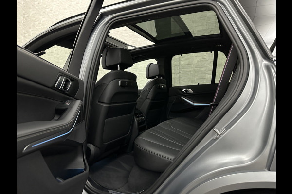 BMW X5 50e | M-Sport Pro | Performancepakket | Frozen Grey | Carbon Pakket | Indiv. Leder | 78500.= ex BTW | 12-2023 | Comfortstoelen met Ventilatie  | Isolatieglas | Keyless-Entry | Memory | M-Gordels | Stuurverwarming | Stoelverwarming V+A | Zonwering | Beker Koeling & Verwarming | Panorama | Standkachel | Carplay |