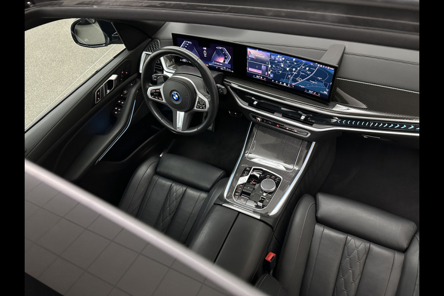 BMW X5 50e | M-Sport Pro | Performancepakket | Frozen Grey | Carbon Pakket | Indiv. Leder | 78500.= ex BTW | 12-2023 | Comfortstoelen met Ventilatie  | Isolatieglas | Keyless-Entry | Memory | M-Gordels | Stuurverwarming | Stoelverwarming V+A | Zonwering | Beker Koeling & Verwarming | Panorama | Standkachel | Carplay |