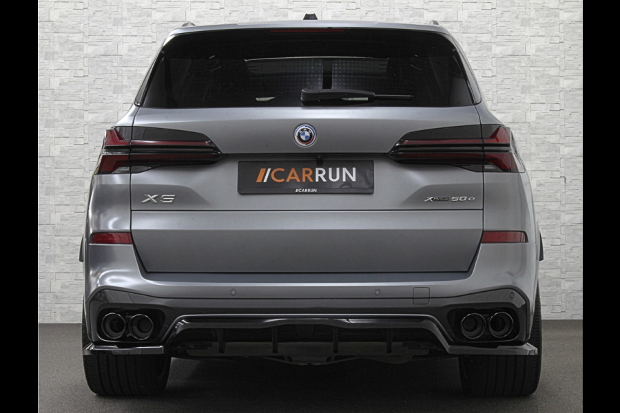BMW X5 50e | M-Sport Pro | Performancepakket | Frozen Grey | Carbon Pakket | Indiv. Leder | 78500.= ex BTW | 12-2023 | Comfortstoelen met Ventilatie  | Isolatieglas | Keyless-Entry | Memory | M-Gordels | Stuurverwarming | Stoelverwarming V+A | Zonwering | Beker Koeling & Verwarming | Panorama | Standkachel | Carplay |