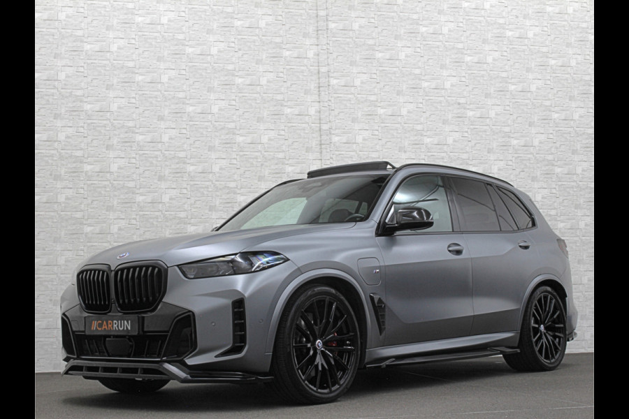BMW X5 50e | M-Sport Pro | Performancepakket | Frozen Grey | Carbon Pakket | Indiv. Leder | 78500.= ex BTW | 12-2023 | Comfortstoelen met Ventilatie  | Isolatieglas | Keyless-Entry | Memory | M-Gordels | Stuurverwarming | Stoelverwarming V+A | Zonwering | Beker Koeling & Verwarming | Panorama | Standkachel | Carplay |