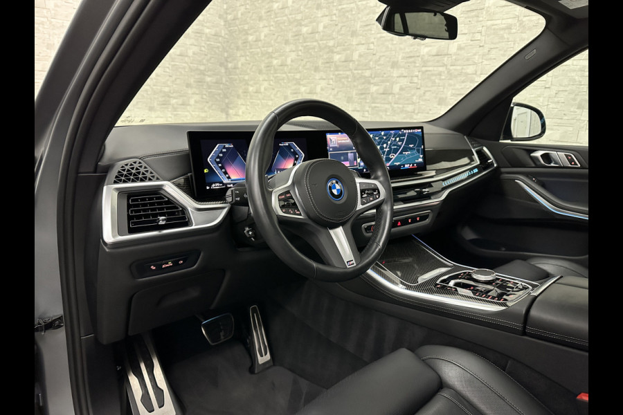 BMW X5 50e | M-Sport Pro | Performancepakket | Frozen Grey | Carbon Pakket | Indiv. Leder | 78500.= ex BTW | 12-2023 | Comfortstoelen met Ventilatie  | Isolatieglas | Keyless-Entry | Memory | M-Gordels | Stuurverwarming | Stoelverwarming V+A | Zonwering | Beker Koeling & Verwarming | Panorama | Standkachel | Carplay |