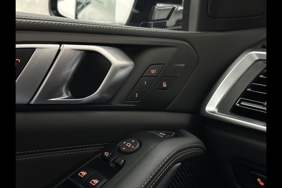 BMW X5 50e | M-Sport Pro | Performancepakket | Frozen Grey | Carbon Pakket | Indiv. Leder | 78500.= ex BTW | 12-2023 | Comfortstoelen met Ventilatie  | Isolatieglas | Keyless-Entry | Memory | M-Gordels | Stuurverwarming | Stoelverwarming V+A | Zonwering | Beker Koeling & Verwarming | Panorama | Standkachel | Carplay |